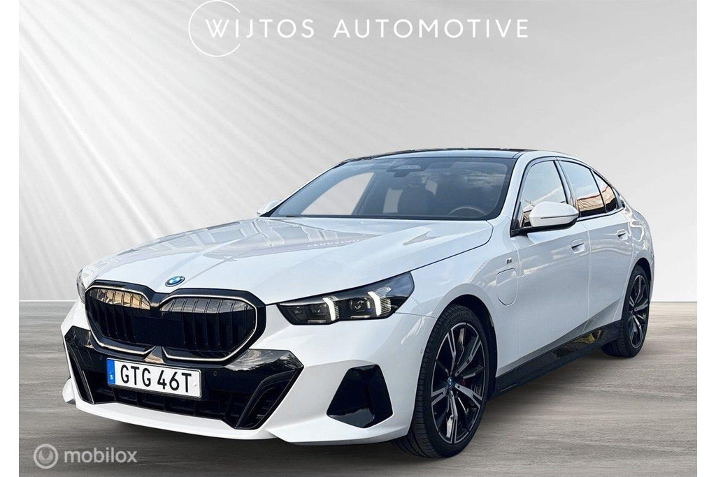 BMW 5 Serie 550e xDrive M-Sport Pro, Pano, B&W, trekhaak 56123906-0.jpg | Wijtos Automotive